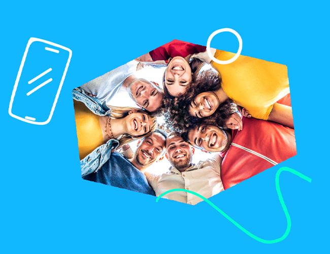 Ragazzi in gruppo che sorridono per un obiettivo comune